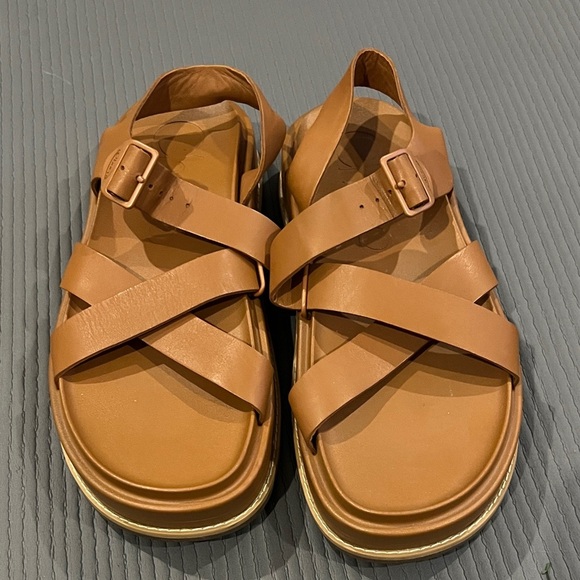 Chaco Shoes - Chaco womens chunky strappy tan Leather sandals   size 9